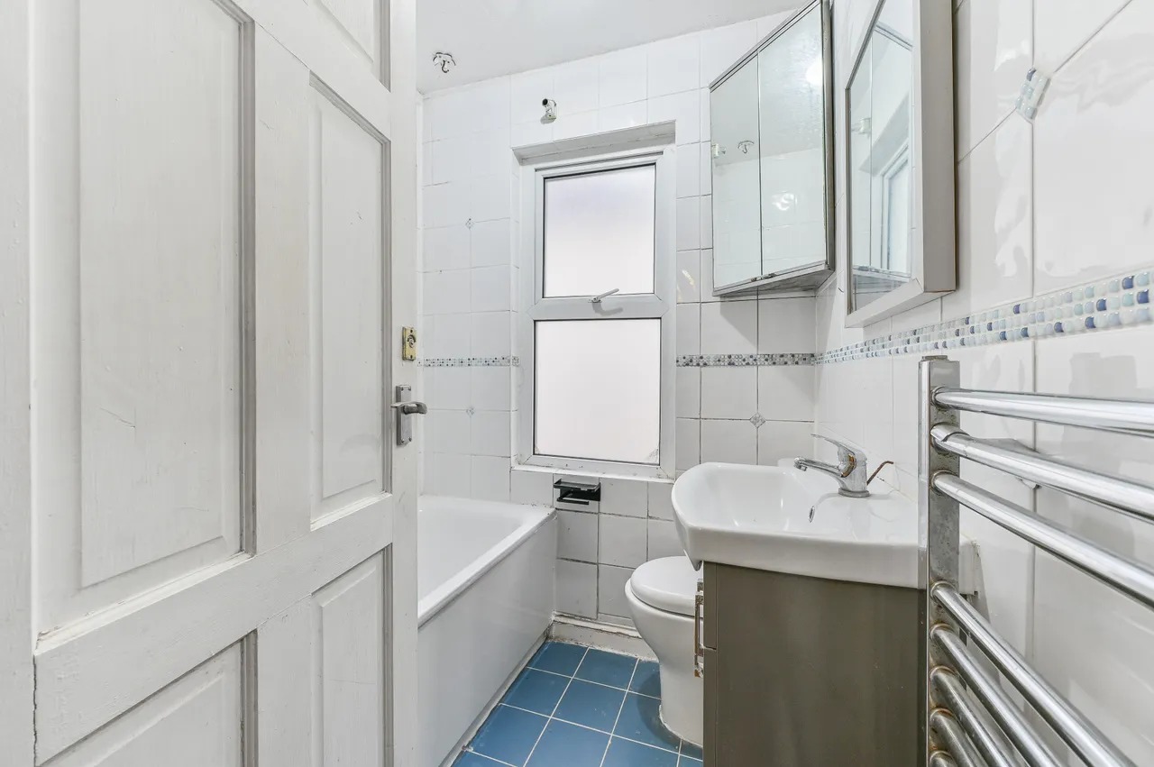 Sutton, SM1, photo 12