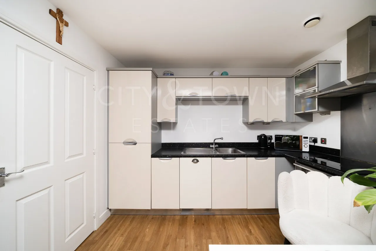 Fenton House, Harry Zeital Way, Clapton, E5, photo 4