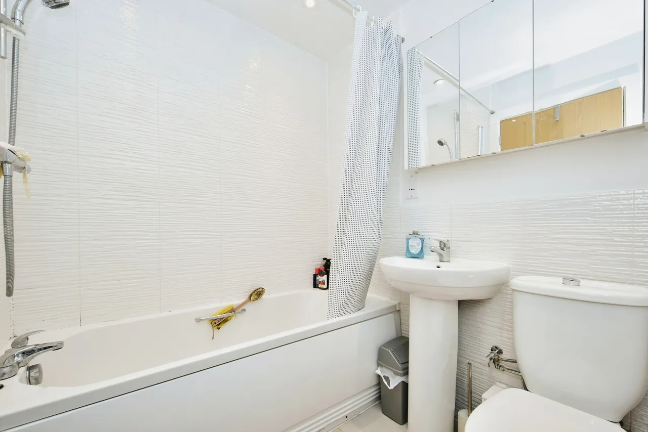 Crocus Avenue, Sheerness, ME12, photo 13