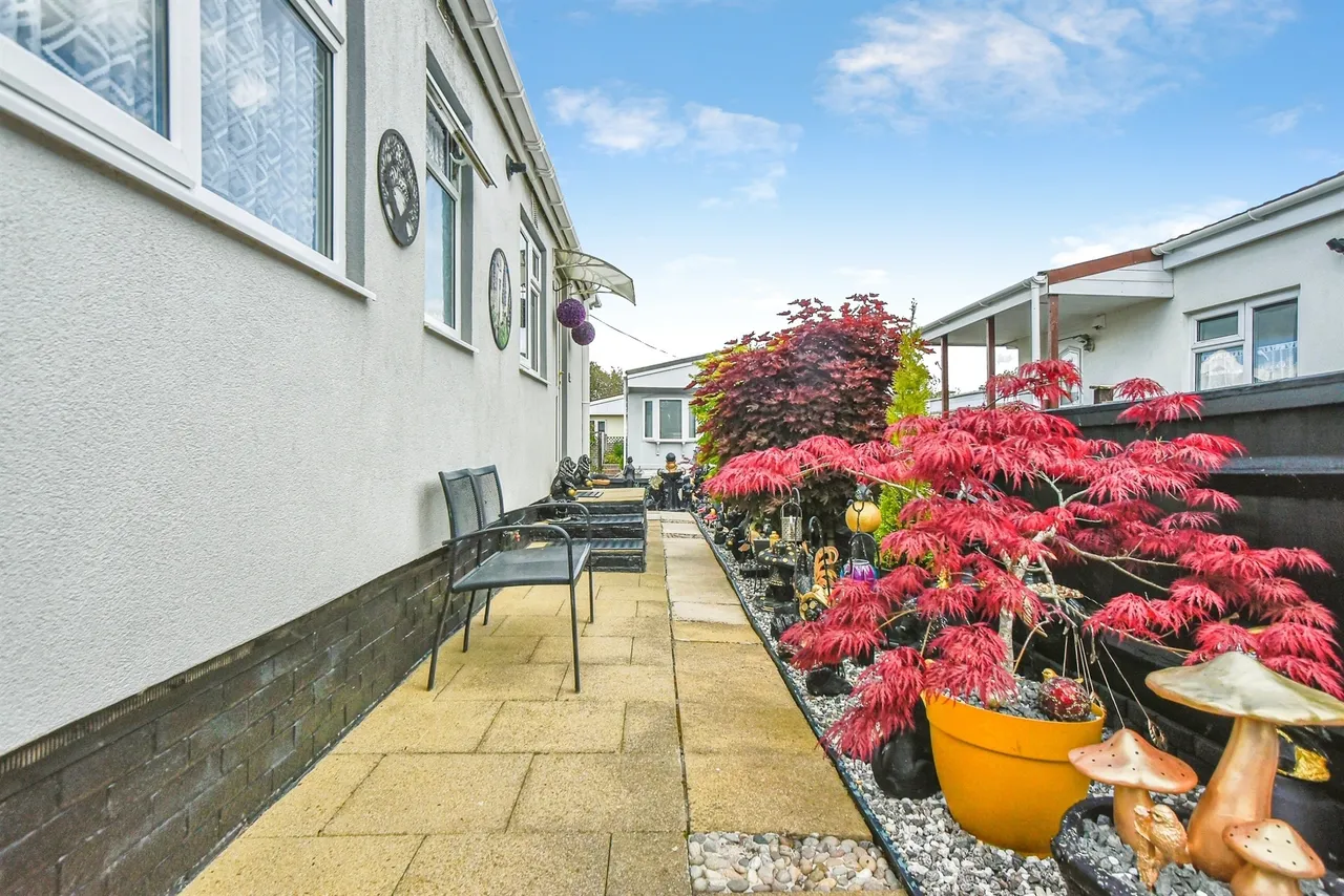 Priors Walk, St. Johns Priory, GL7, photo 15