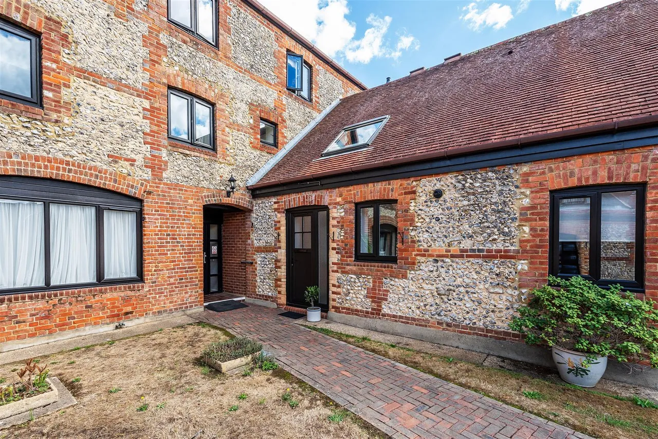 2 bed flat for sale, Glebe Road, Dorking, RH4
