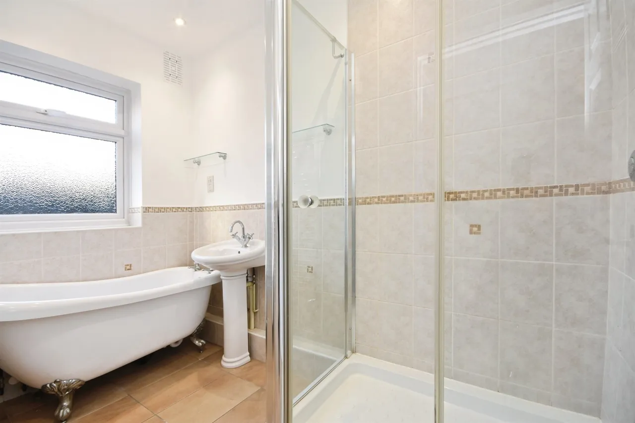 Ingrave Road, Brentwood, photo 11