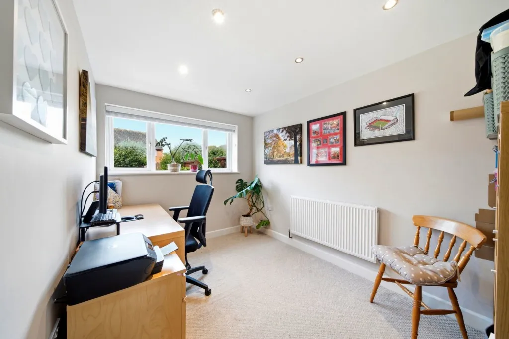 Thistle Bank, East Leake, LE12, photo 6
