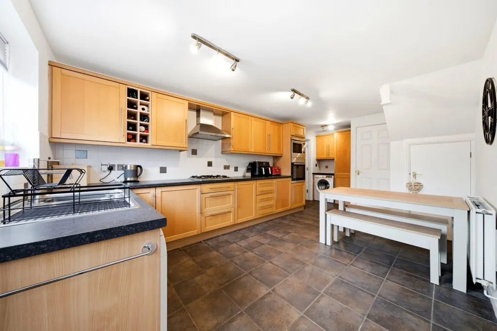 Thistle Bank, East Leake, LE12, photo 5