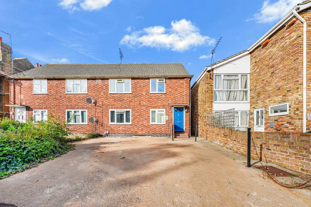 2 bed flat for sale, Bury Green Road, West Cheshunt, EN7