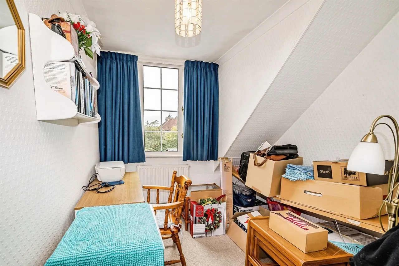 Huntercombe Close, Taplow, SL6, photo 8