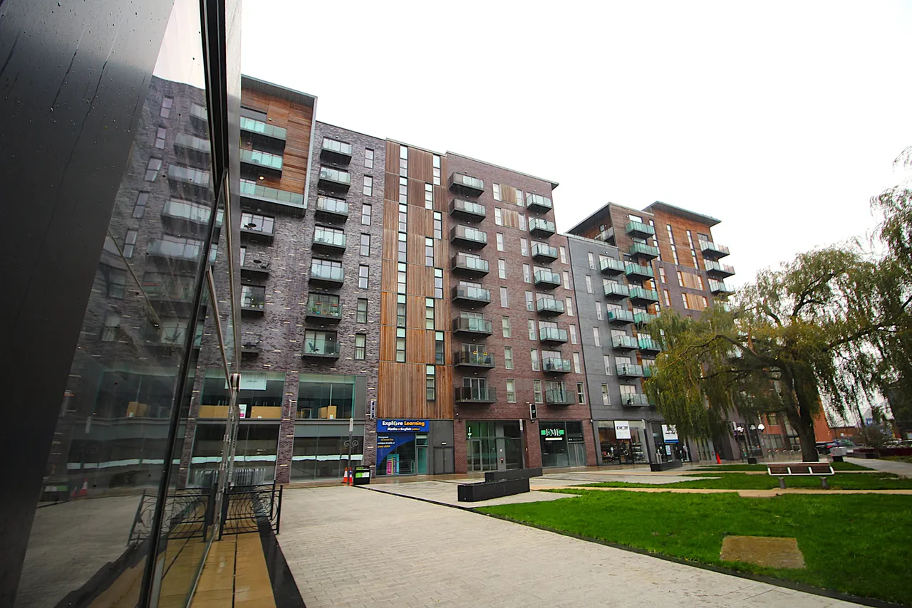 2 bed flat for sale, St Johns Gardens, Bury, BL9