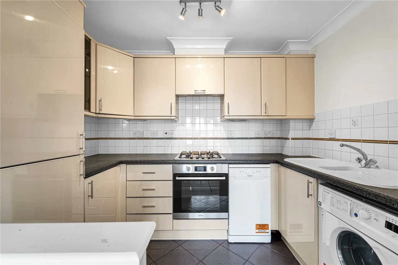 Thames Close, Hampton, TW12 2ET, photo 4