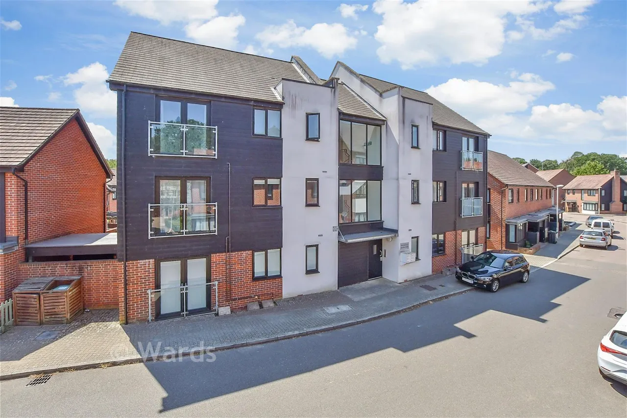 2 bed flat for sale, Hawley Drive, Leybourne, ME19