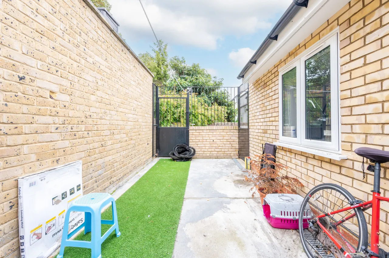 915a Garratt Lane, London, photo 3
