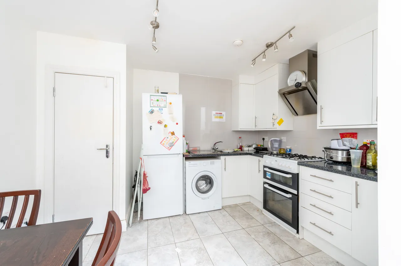 2 bed flat to rent — 915a Garratt Lane, London