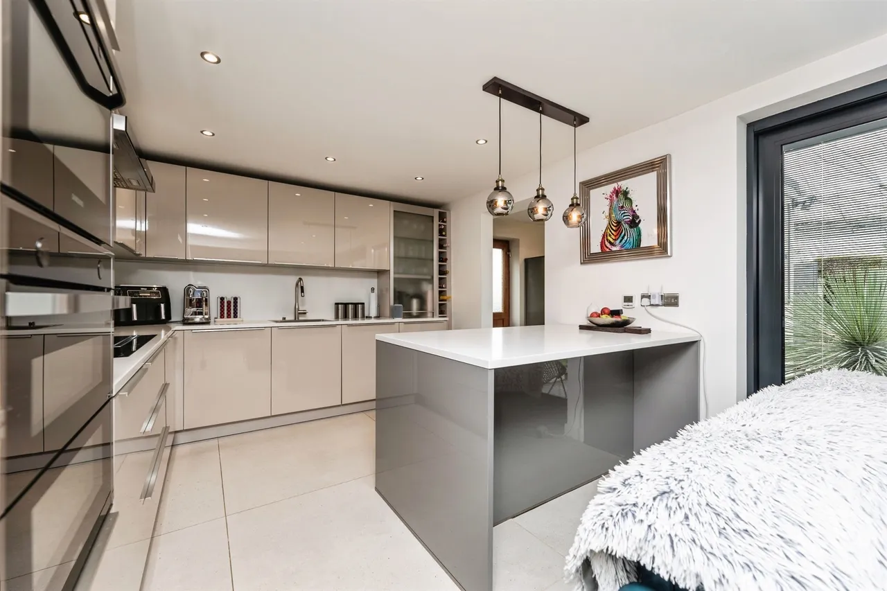 Wakefield Road, Gildersome, Leeds, photo 9
