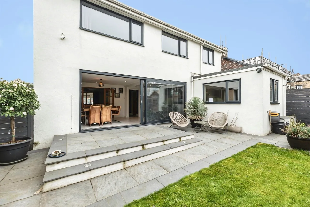 4 bed house for sale — Wakefield Road, Gildersome, Leeds