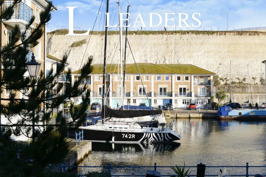 3 bed flat to rent, The Strand, Brighton, BN2