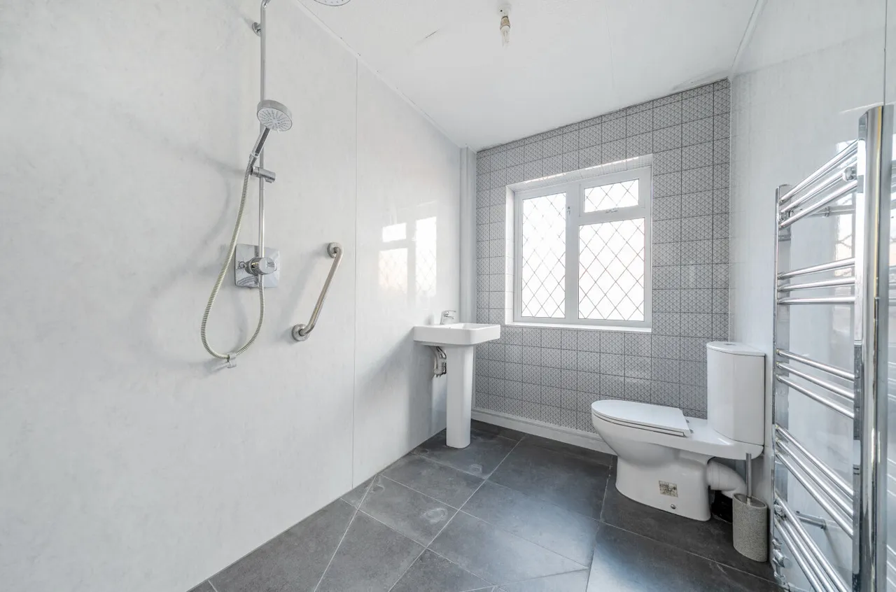 Salisbury Grove, Mytchett, Camberley, Surrey, GU16 6BP, photo 6