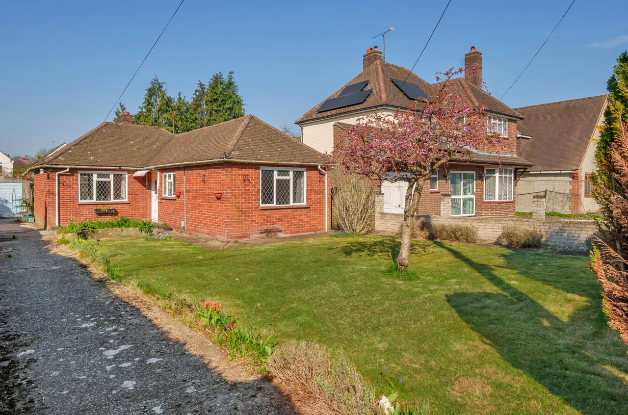 2 bed house for sale — Salisbury Grove, Mytchett, Camberley, Surrey, GU16 6BP