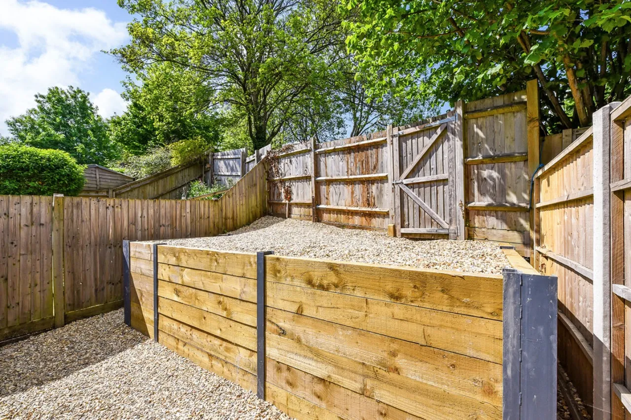 Honeysuckle Close, Badger Farm, Winchester, photo 11