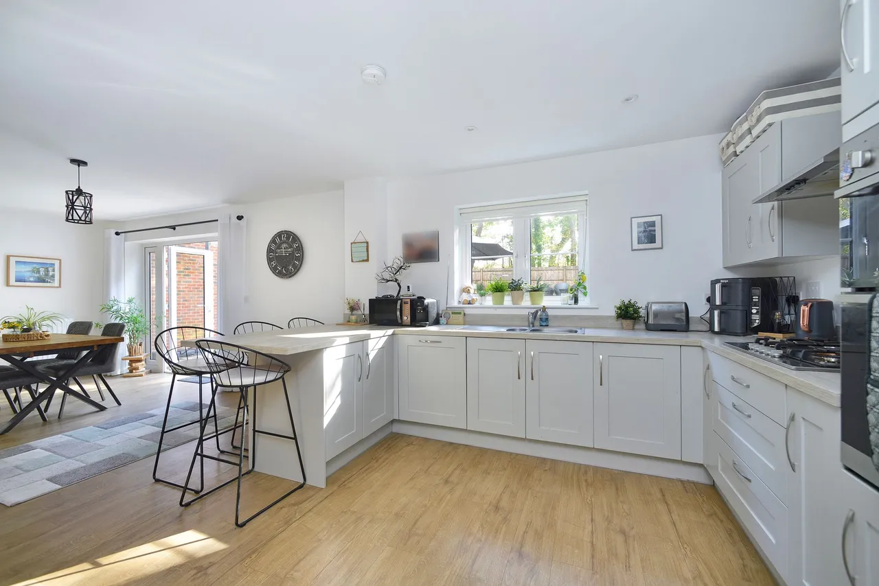 Longhurst Avenue, Cranleigh, GU6, photo 2