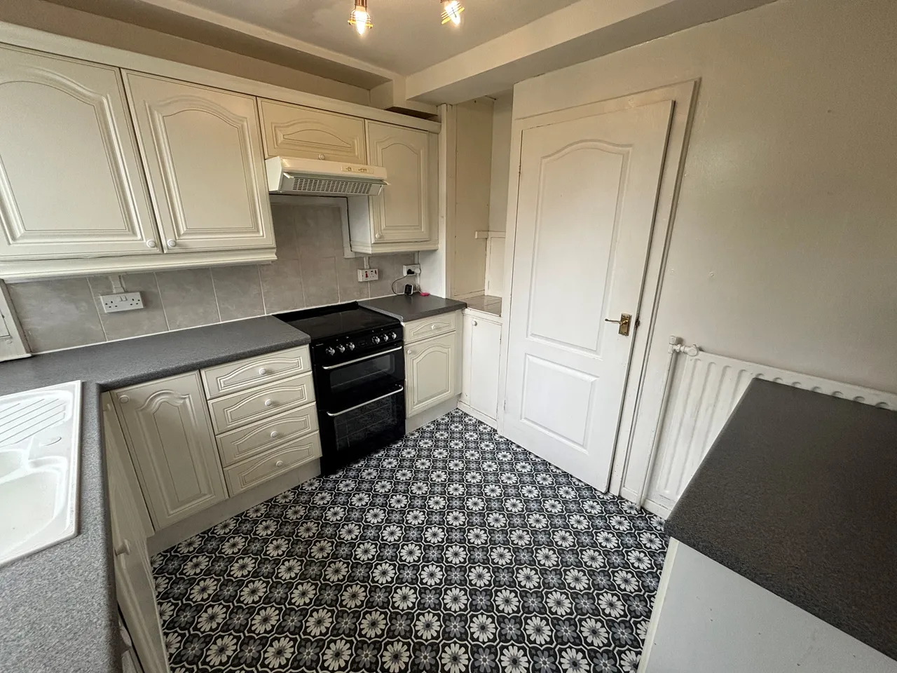 3 bed flat to rent — Chesworth Close SK1