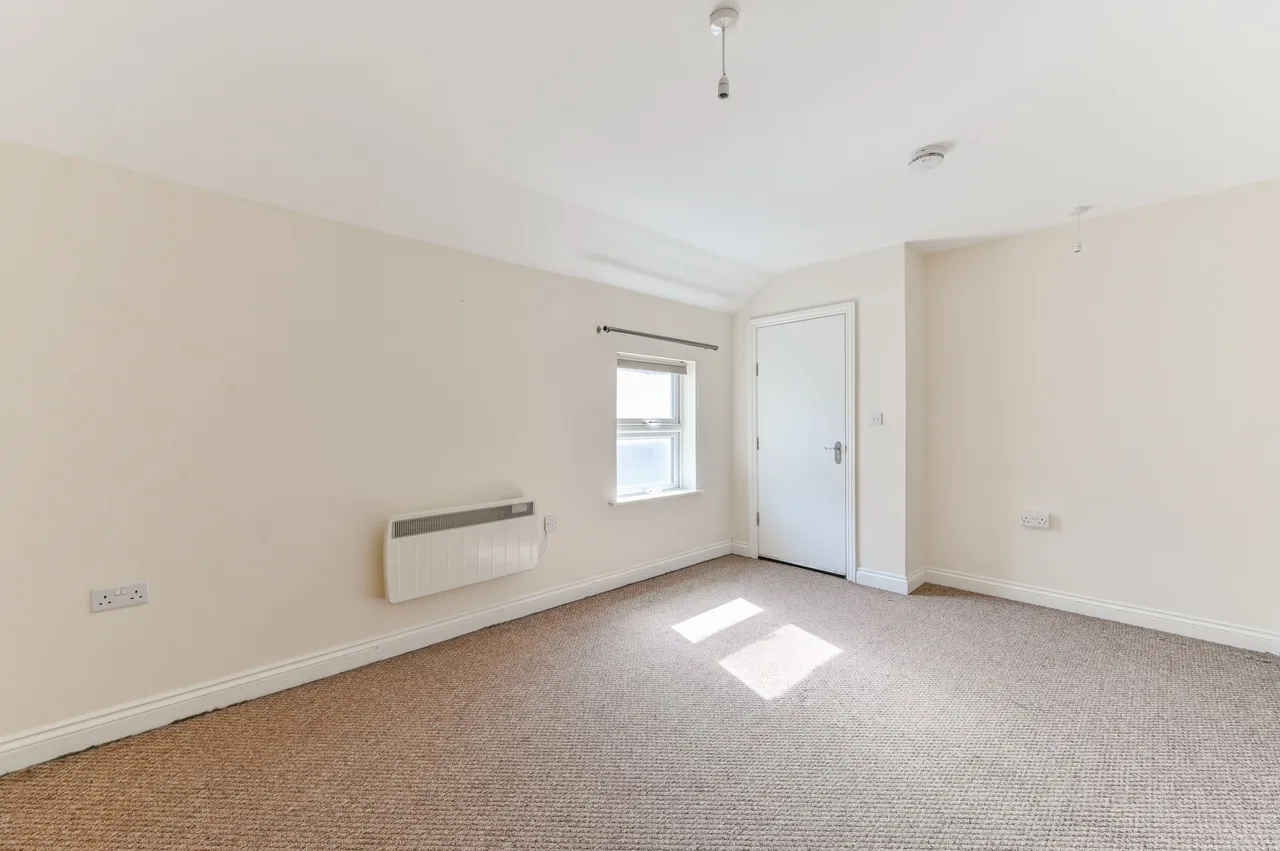 Sutton, SM1, photo 7