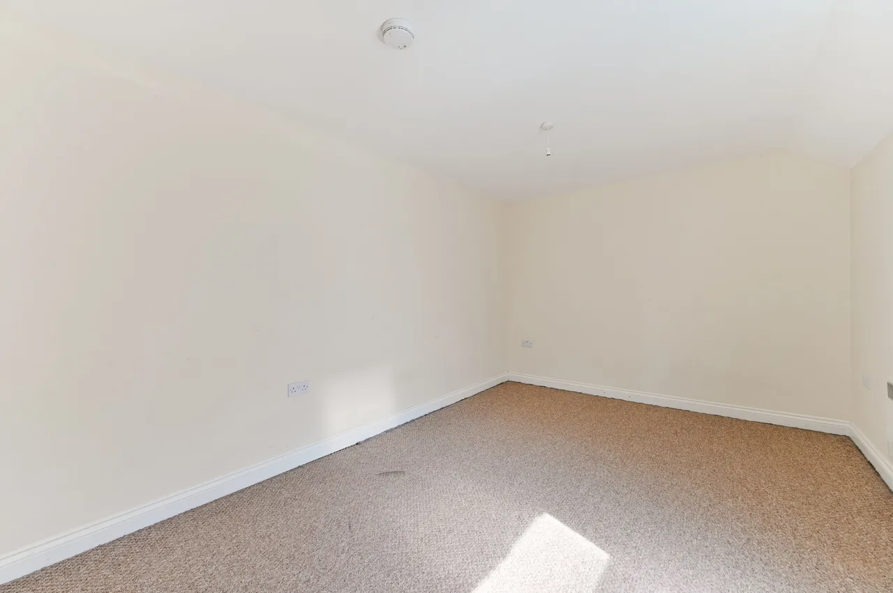Sutton, SM1, photo 6