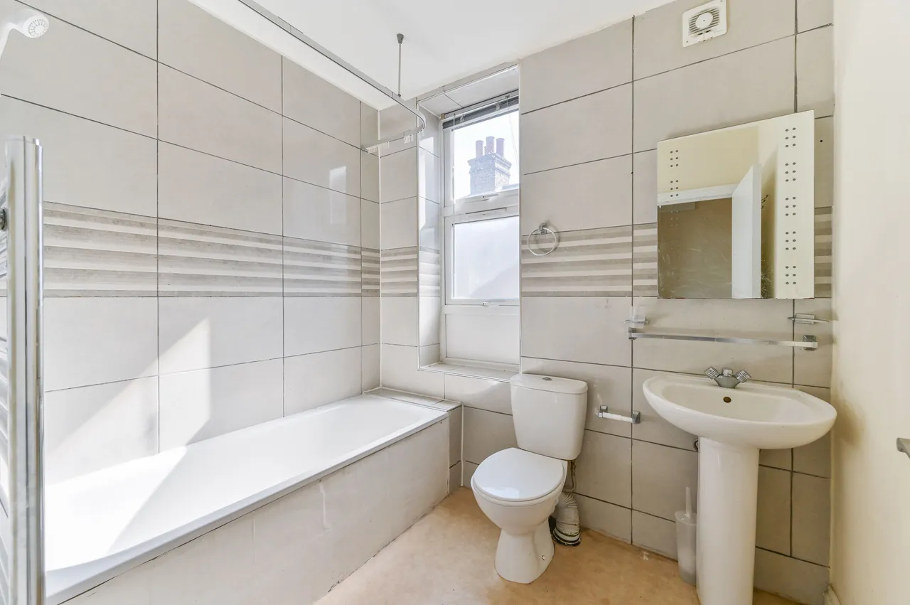 Sutton, SM1, photo 8