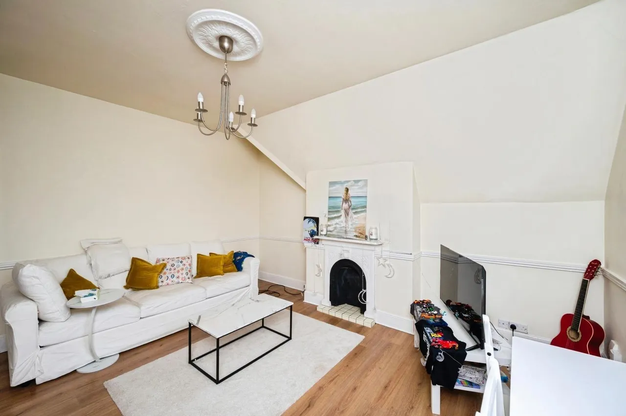 Hamilton Drive, Nottingham, Nottinghamshire, NG7, photo 3