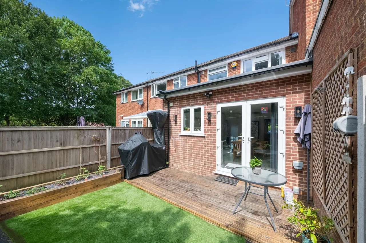 St. Christophers Close, Isleworth, photo 16
