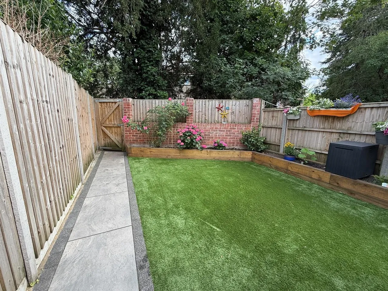 St. Christophers Close, Isleworth, photo 15