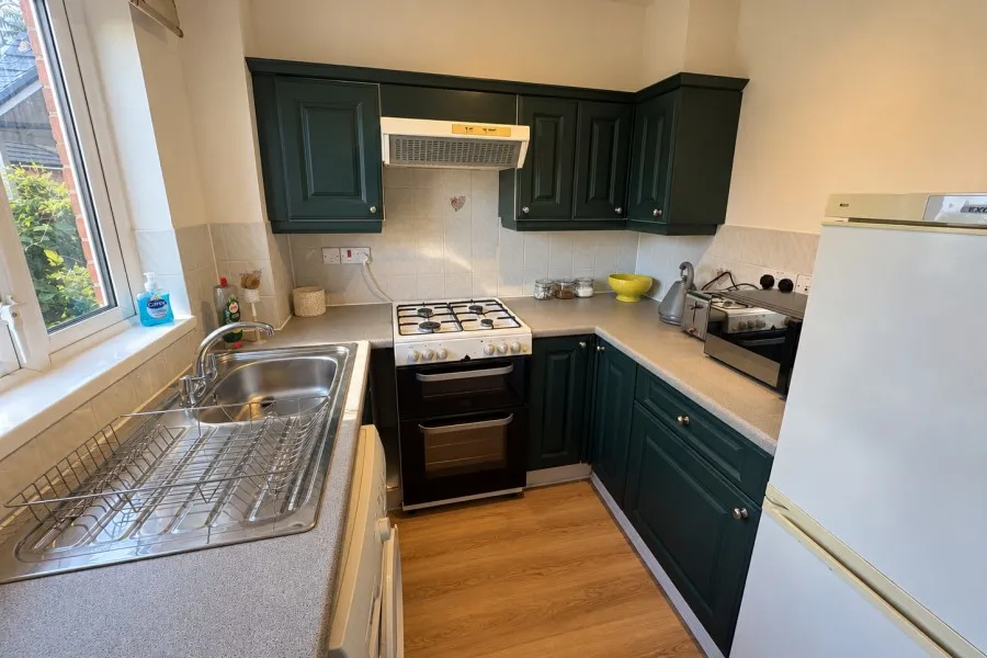Parry Drive, Weybridge, KT13, photo 2