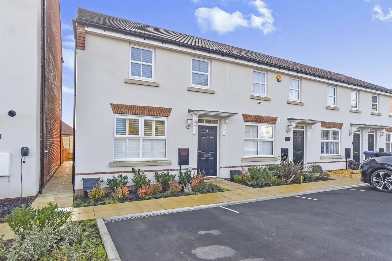 3 bed house for sale — Rose Drive, Chippenham