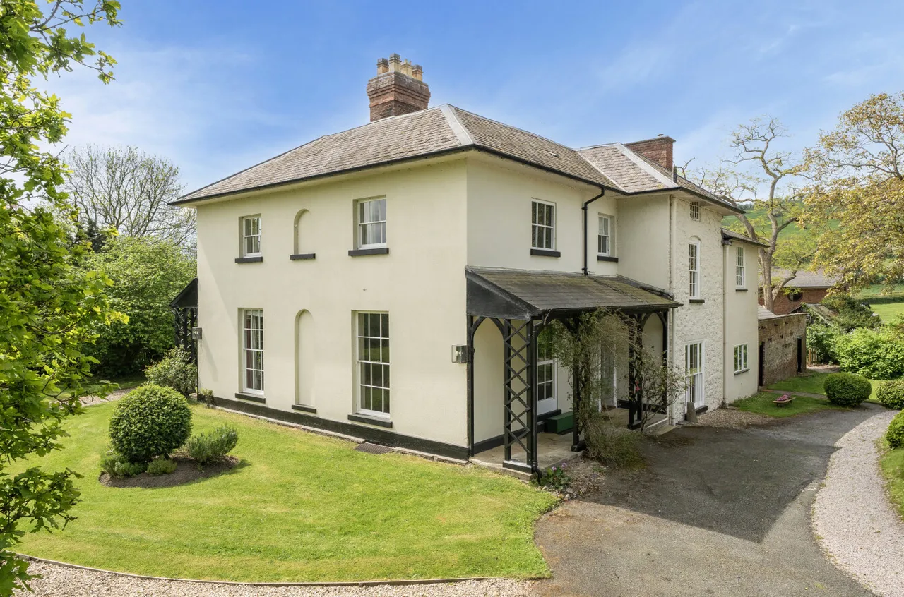 6 bed house for sale, Llwynderw, Welshpool