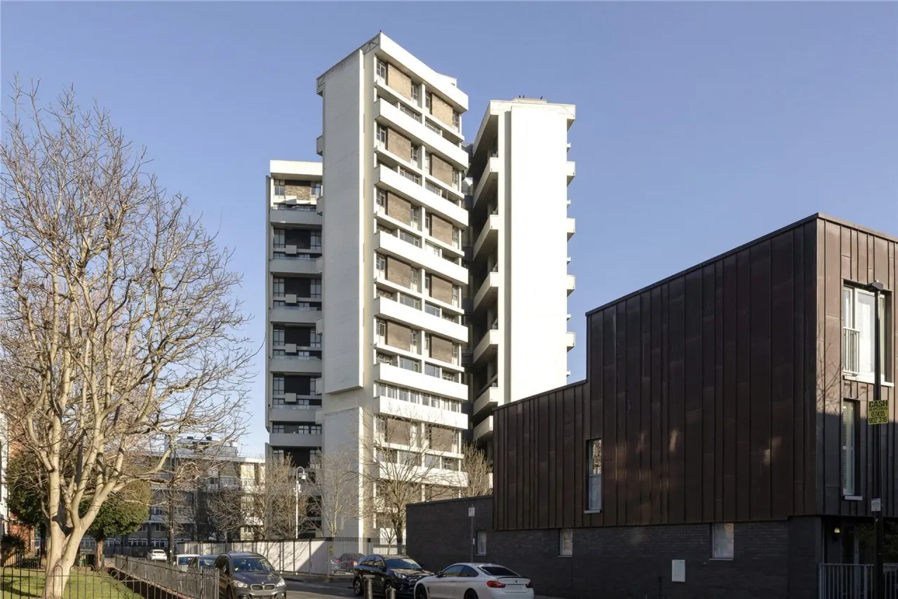 1 bed flat for sale — Guide £350,000 - £375,000 Keeling House, Claredale Street, Bethnal Green E2