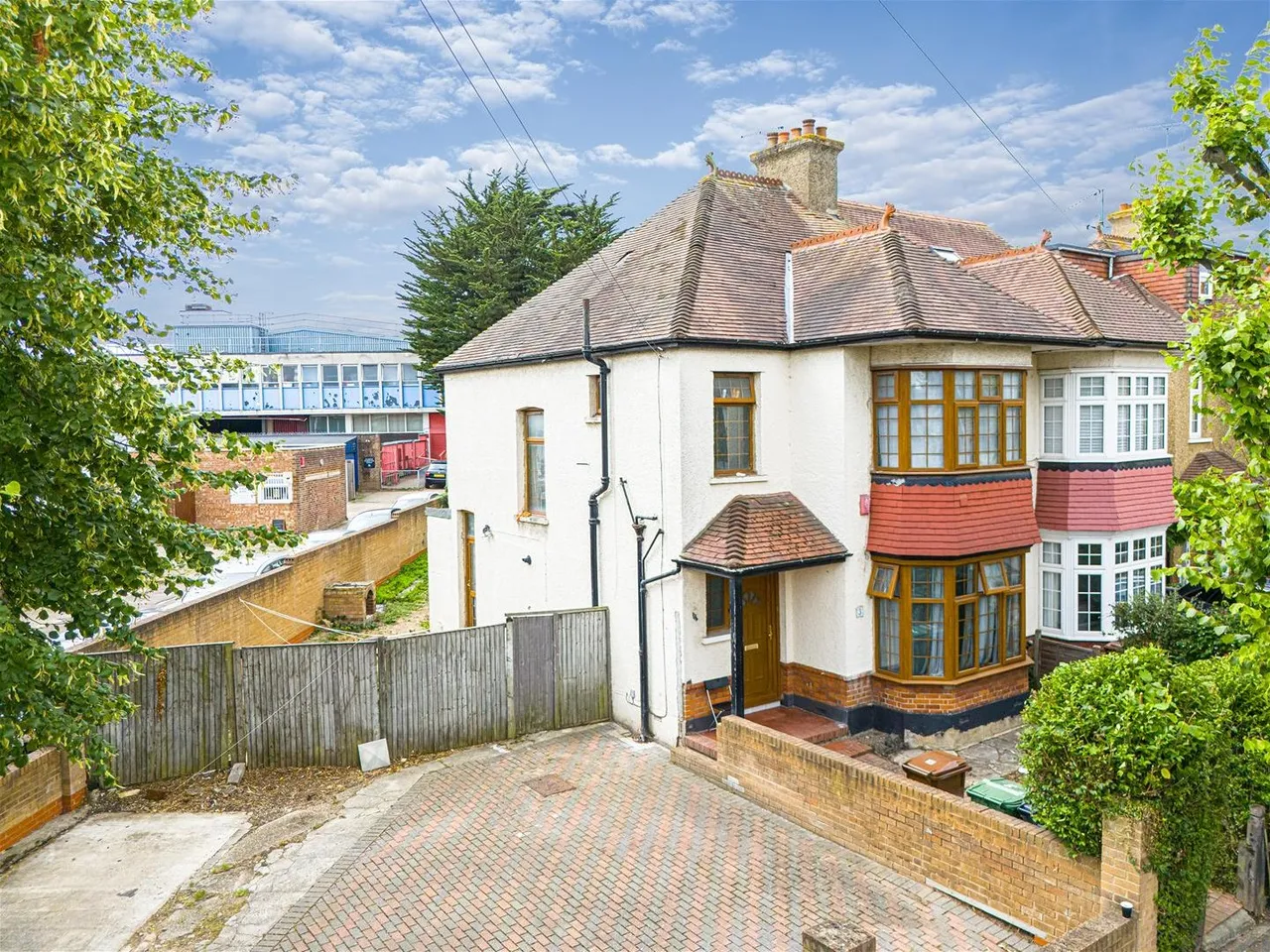 3 bed house for sale — Connaught Avenue, Chingford