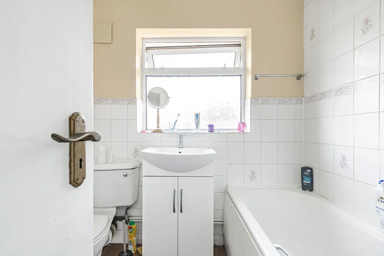 Booth Drive, Staines-upon-Thames, TW18, photo 12