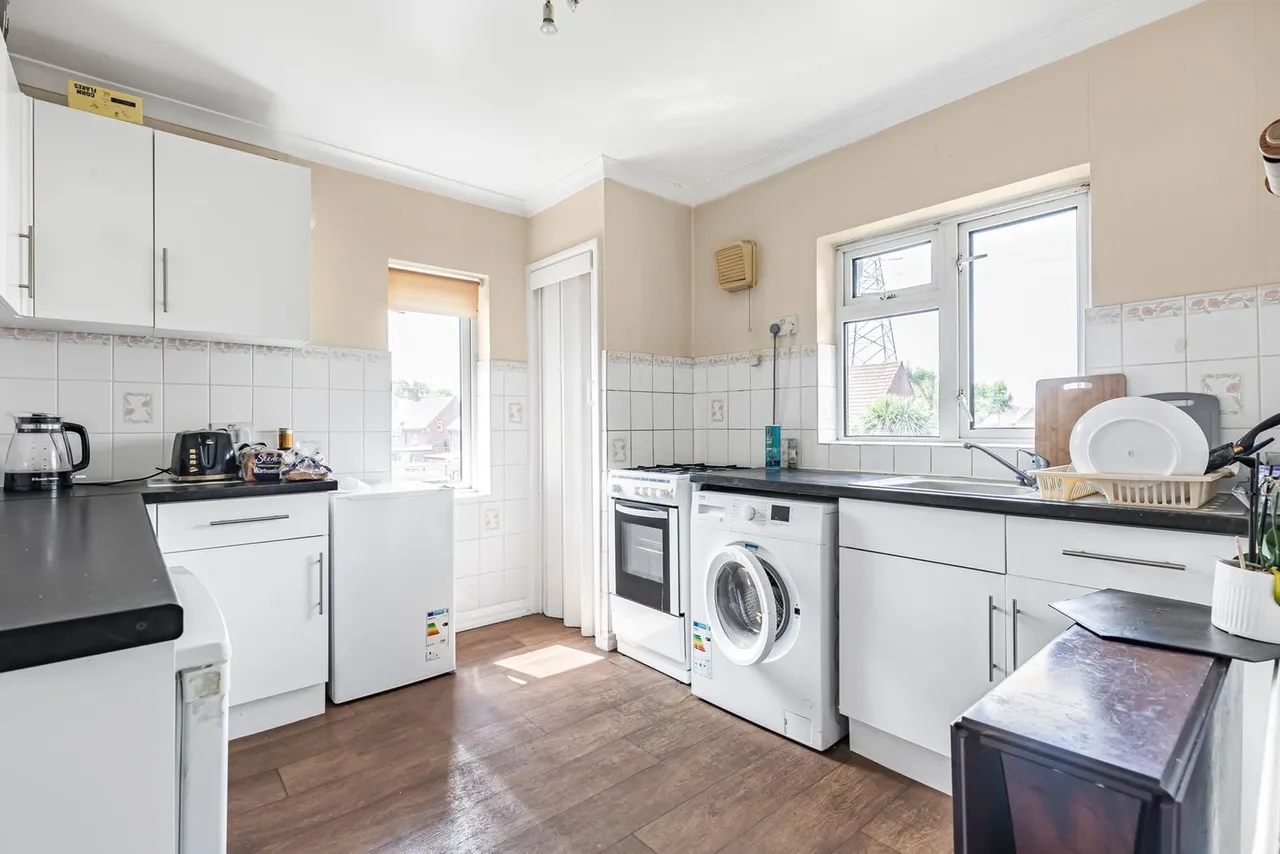 Booth Drive, Staines-upon-Thames, TW18, photo 4