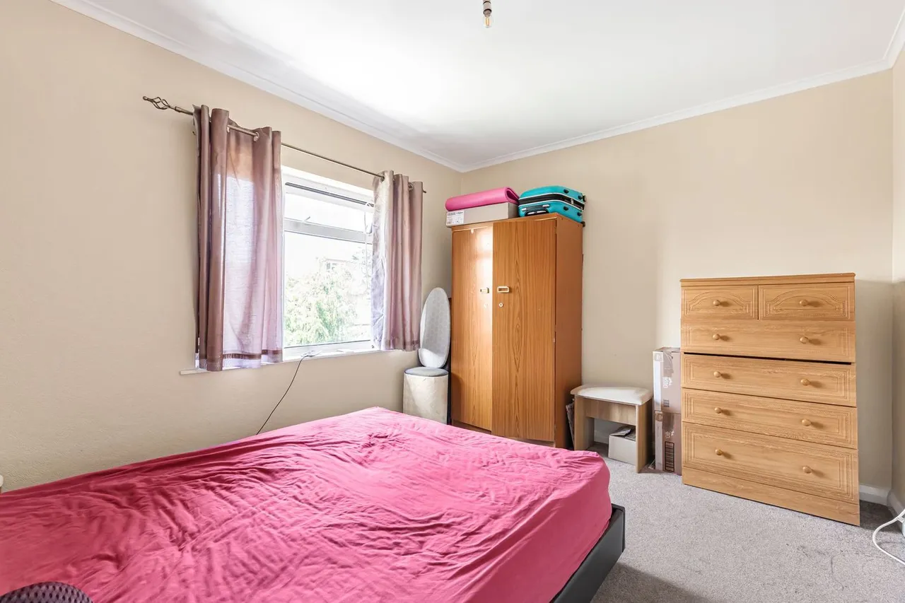 Booth Drive, Staines-upon-Thames, TW18, photo 10