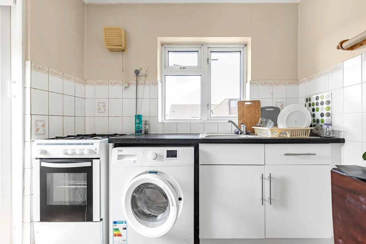 Booth Drive, Staines-upon-Thames, TW18, photo 6