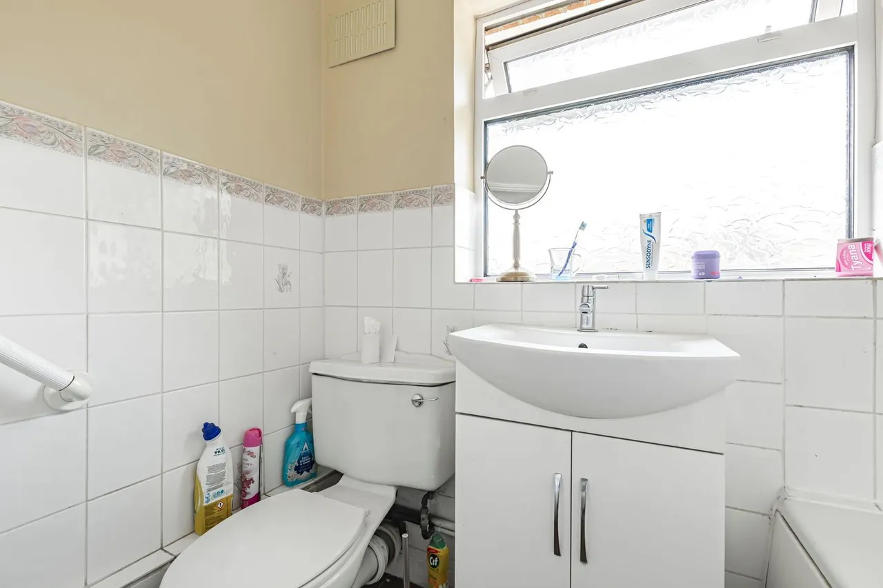 Booth Drive, Staines-upon-Thames, TW18, photo 13