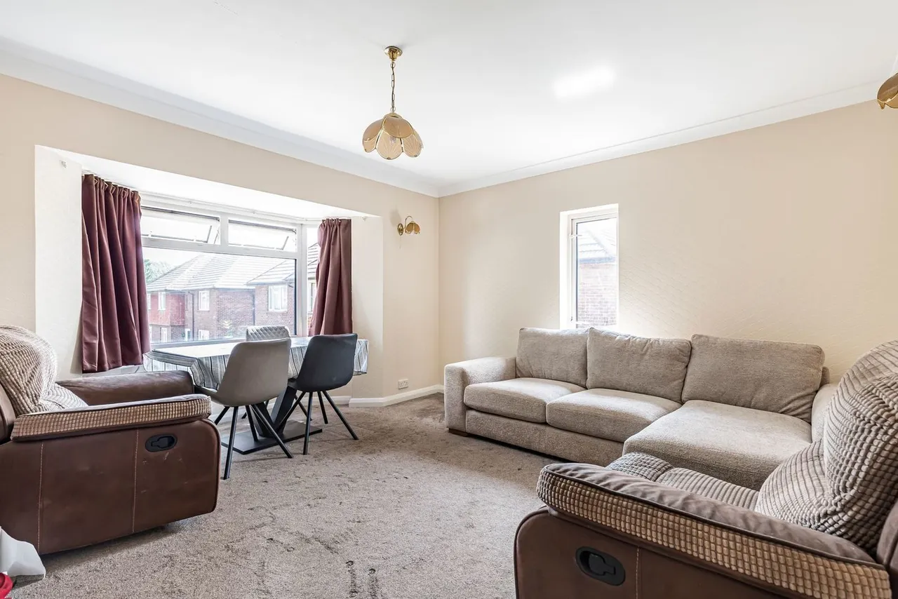 Booth Drive, Staines-upon-Thames, TW18, photo 2