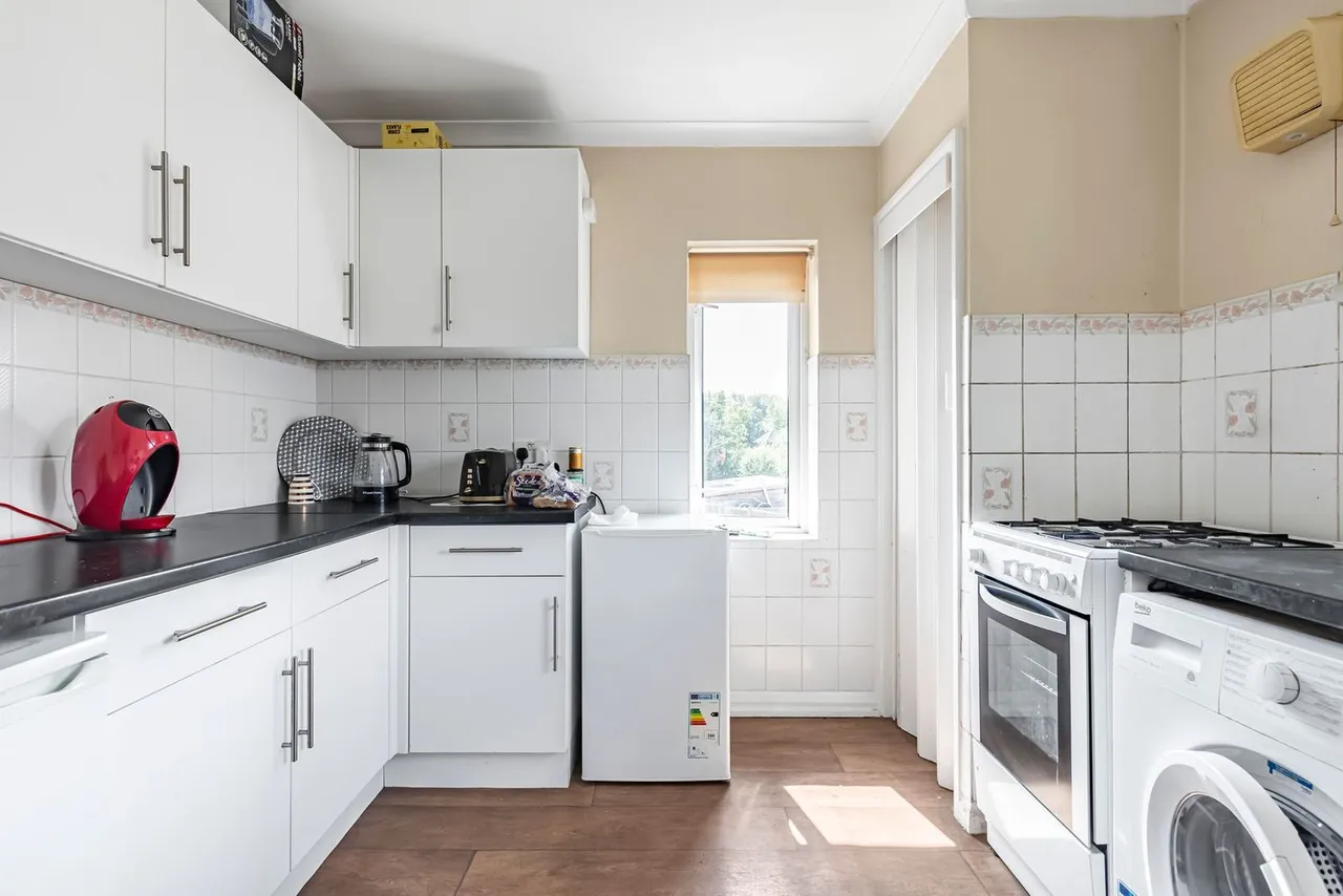 Booth Drive, Staines-upon-Thames, TW18, photo 5