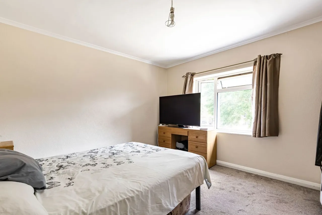 Booth Drive, Staines-upon-Thames, TW18, photo 7