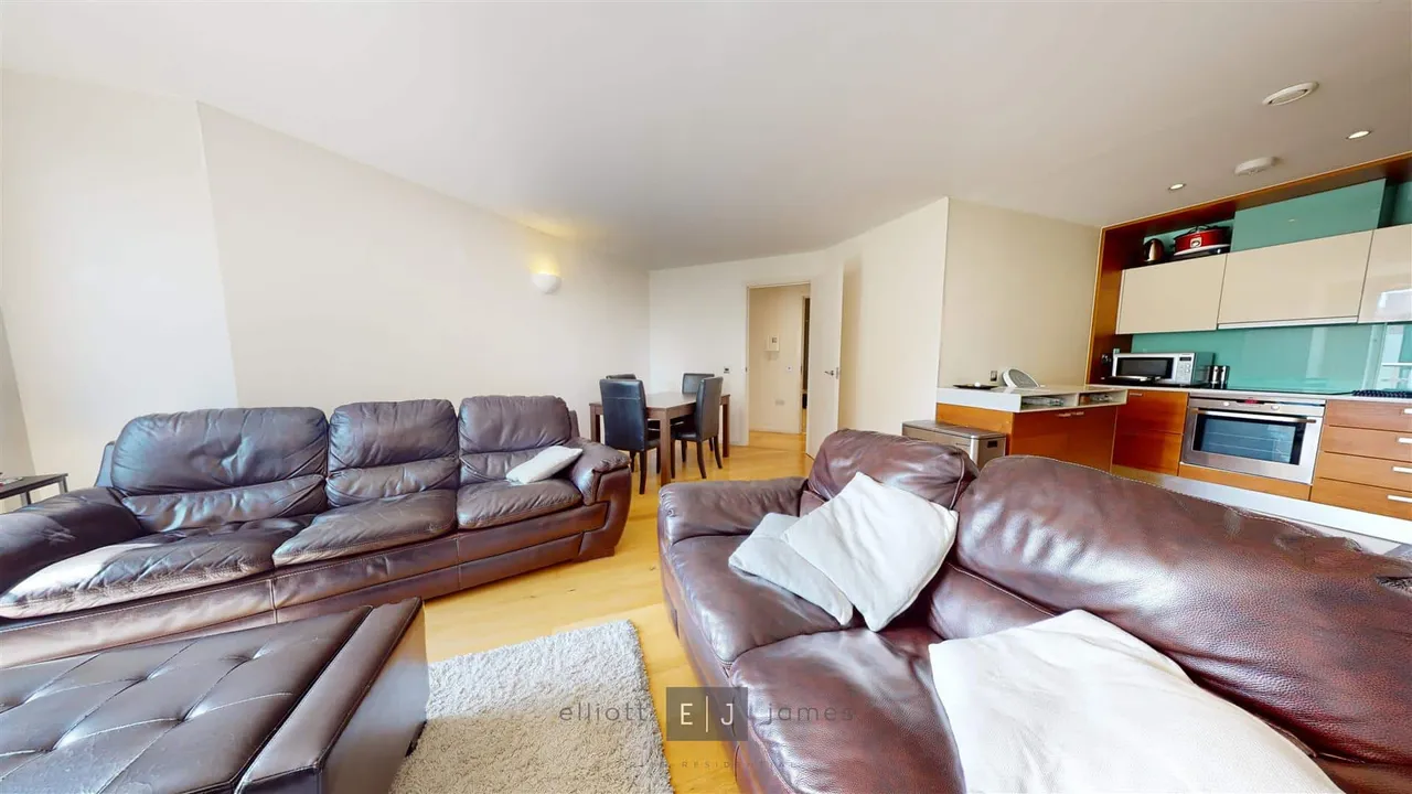High Road, London, E18, photo 3