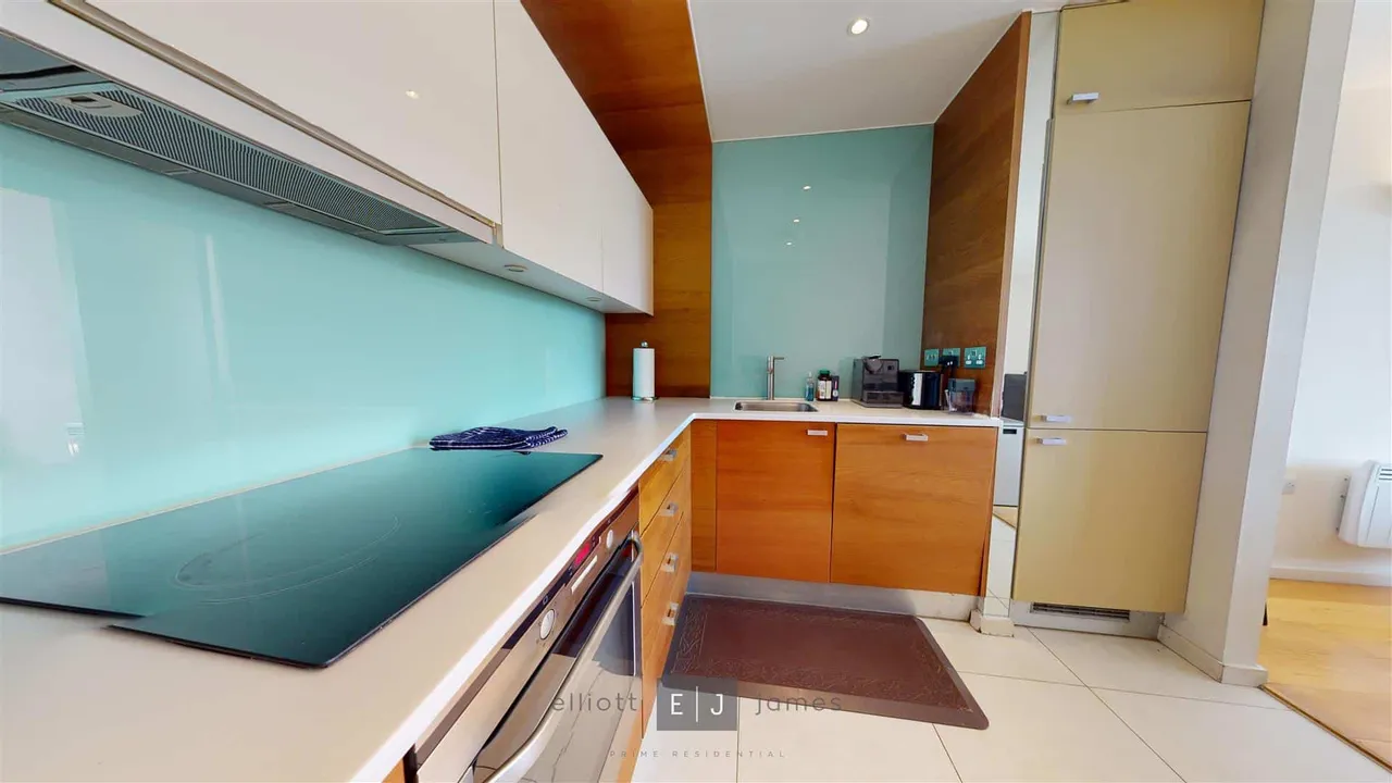 High Road, London, E18, photo 6