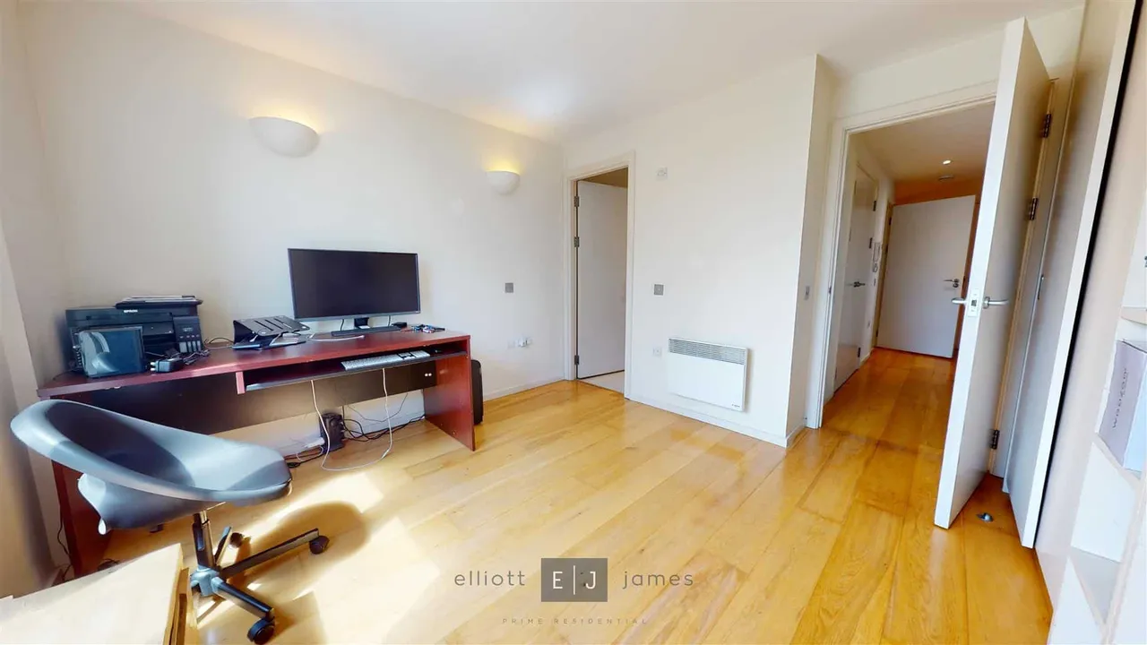 High Road, London, E18, photo 10
