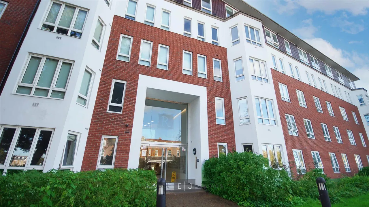 2 bed flat to rent, High Road, London, E18
