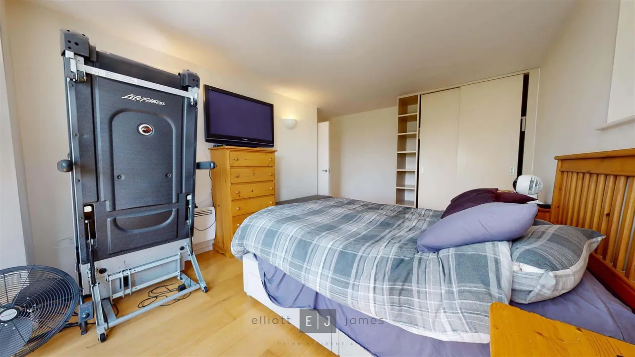 High Road, London, E18, photo 8