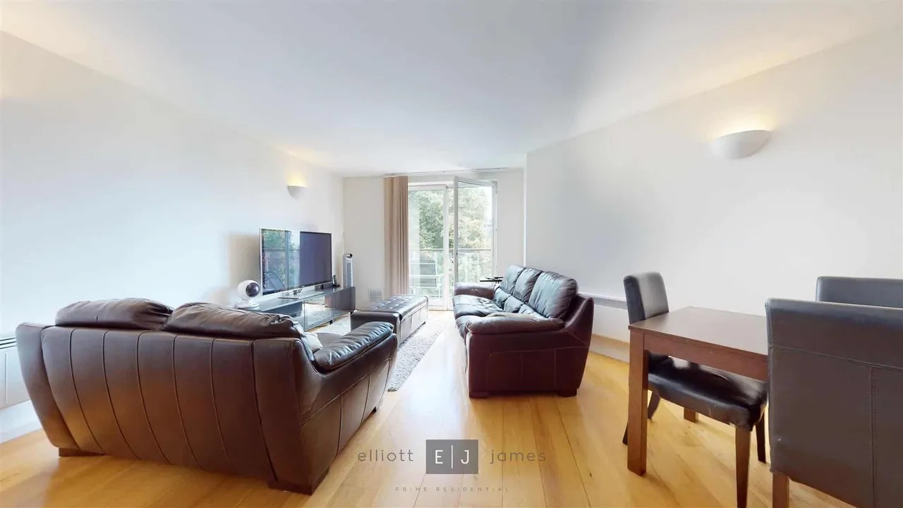 High Road, London, E18, photo 4