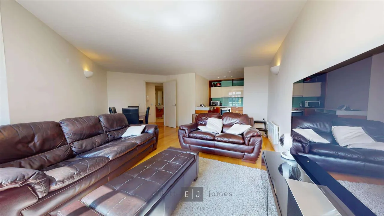 High Road, London, E18, photo 2