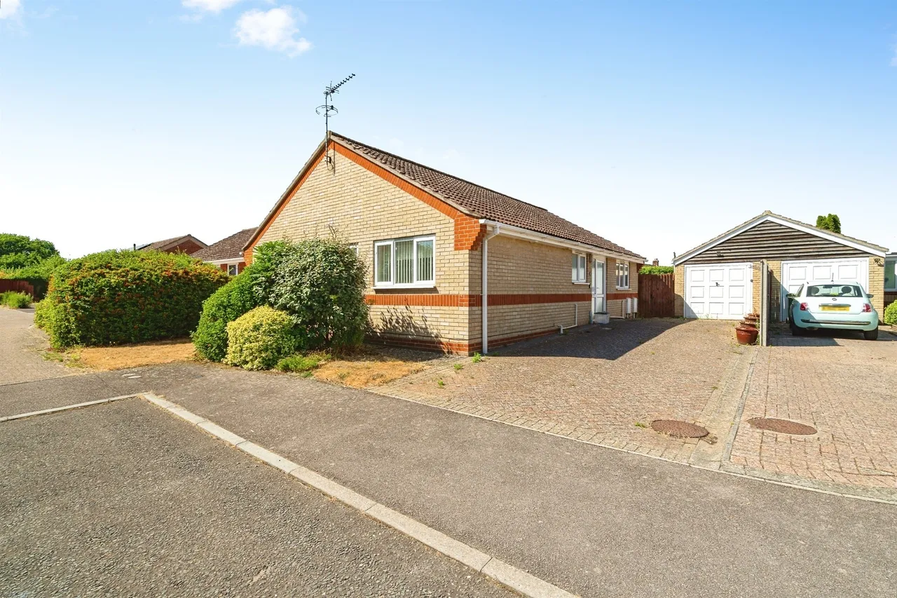 3 bed house for sale — Blackthorn Close, Diss
